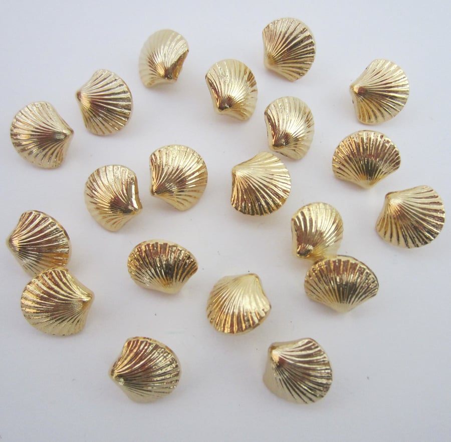 Lot of 20 Gold Coloured Cockle Shell Buttons