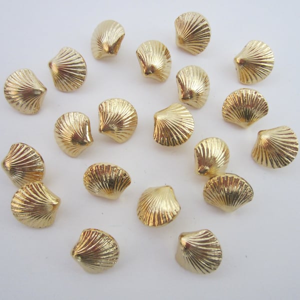 Lot of 20 Gold Coloured Cockle Shell Buttons