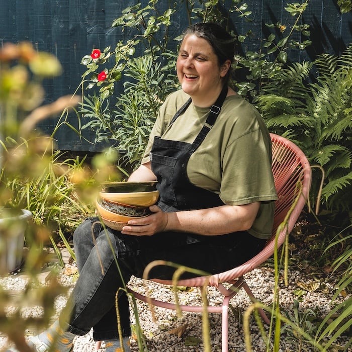 Jen makes pots