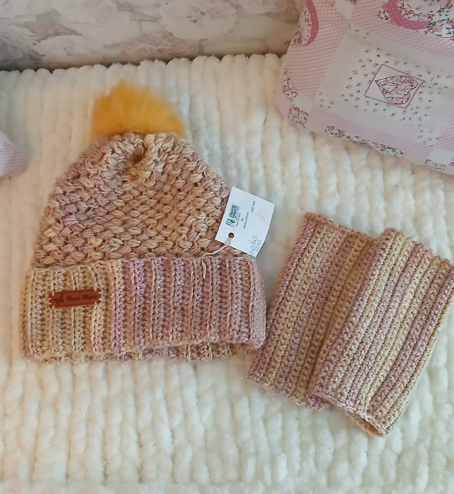 Crochet bobble wool hat with gloves Acylic hat handmade. Uk only postage