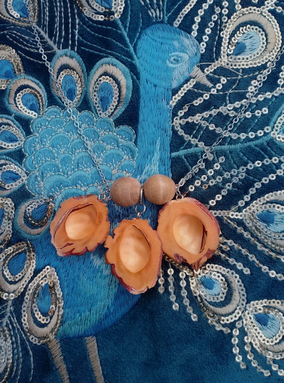 Nectorine and wooden beads necklace.