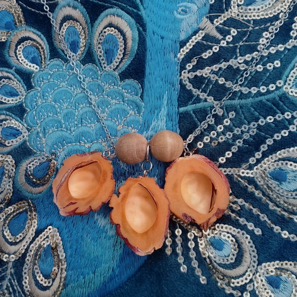 Nectorine and wooden beads necklace.