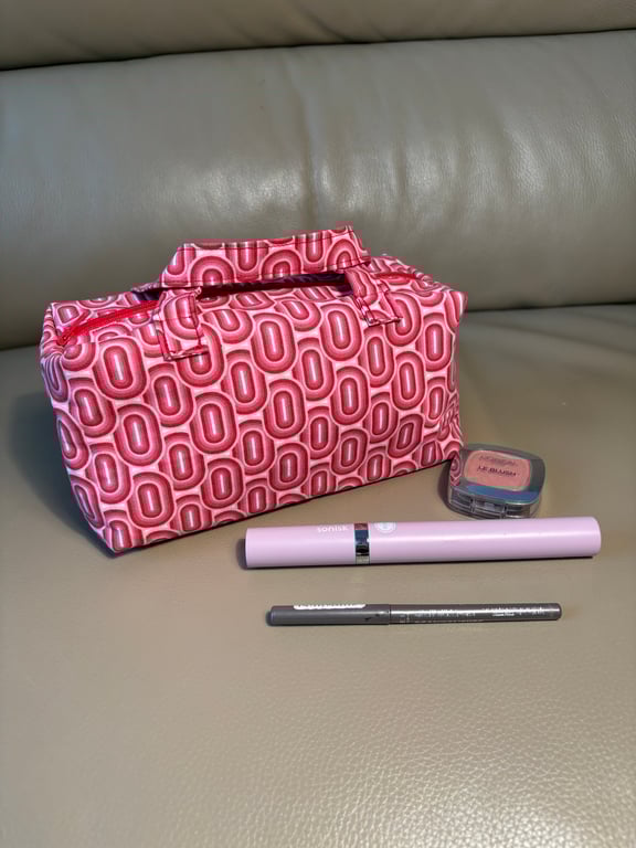 Pretty Retro Make up bag with zip closure and handles.