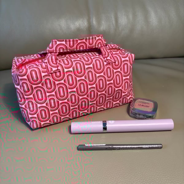 Pretty Retro Make up bag with zip closure and handles.
