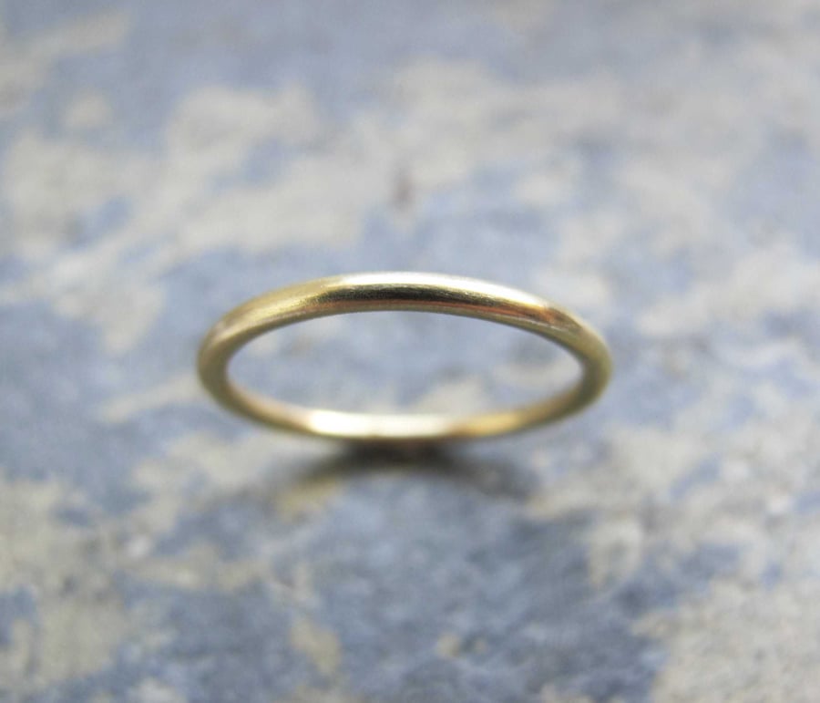 Dainty gold wedding ring