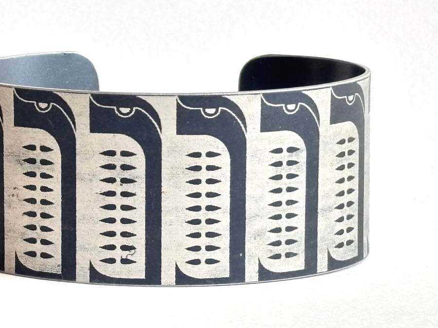 Geometric penguin pattern aluminium cuff dark- grey