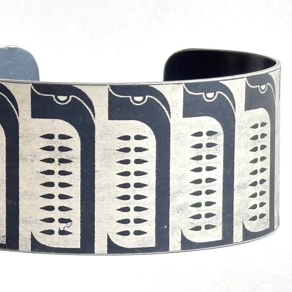Geometric penguin pattern aluminium cuff dark- grey