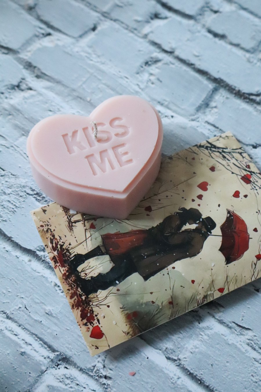 Heart candle with "kiss me" message