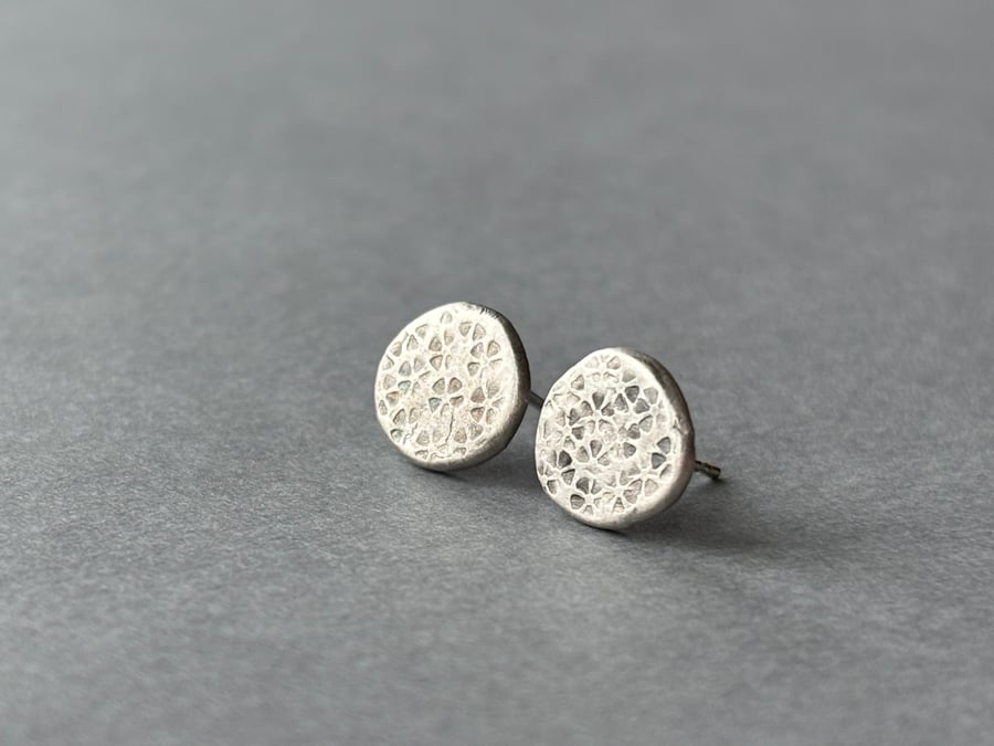 Texture pebble studs