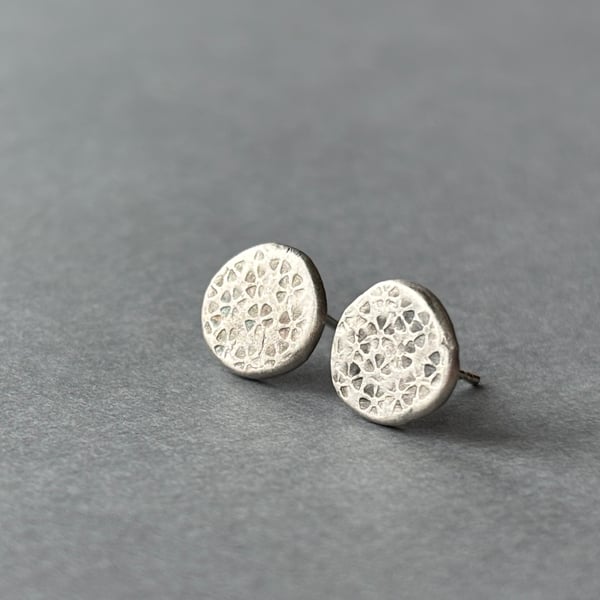 Texture pebble studs