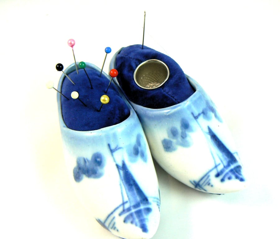 Delft clogs pin cushion with thimble holder. 