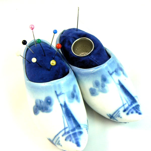 Delft clogs pin cushion with thimble holder. 