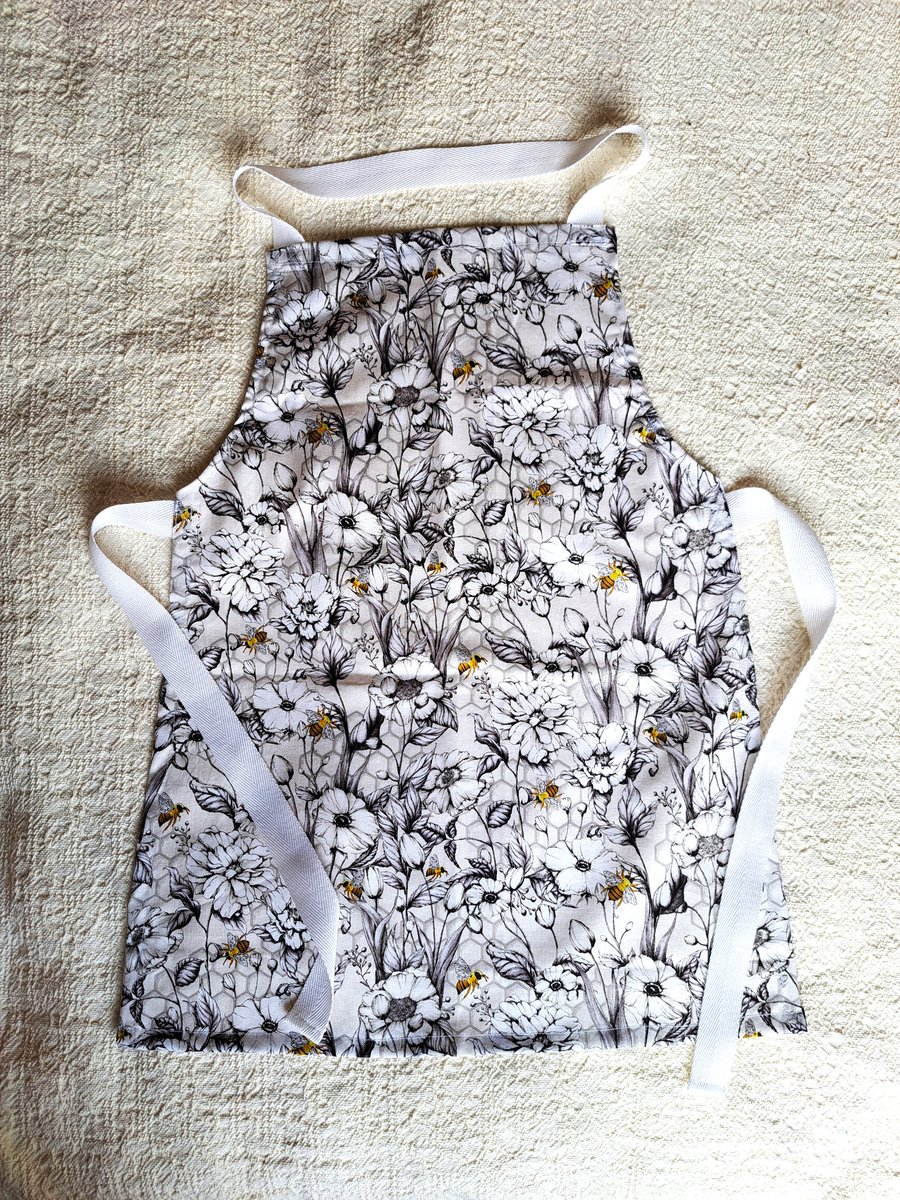 Bee, Apron, age 6-10 years, hand made