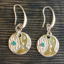 Ocean design disc earrings.