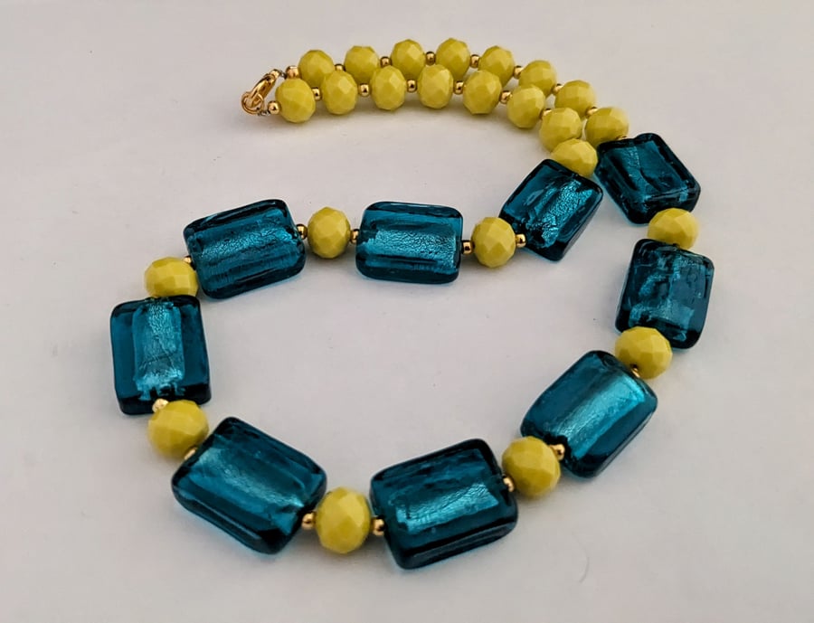 Green and yellow glass bead necklace - 1002709