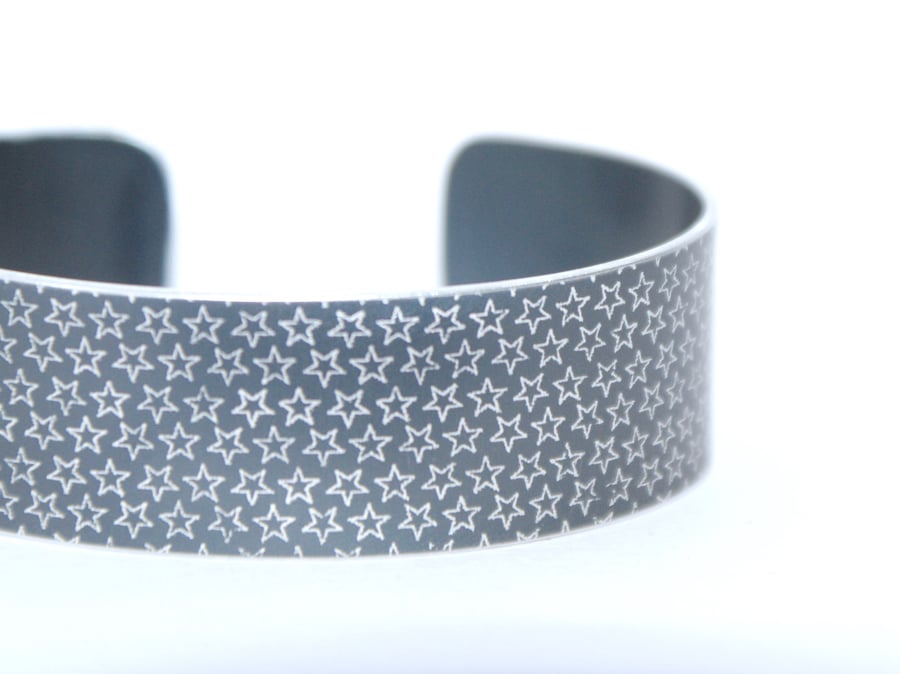 Geometric star pattern cuff bracelet blue-grey
