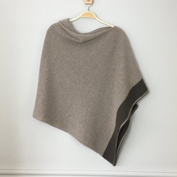 Poncho soft merino lambswool light mushroom brown with dark brown border 