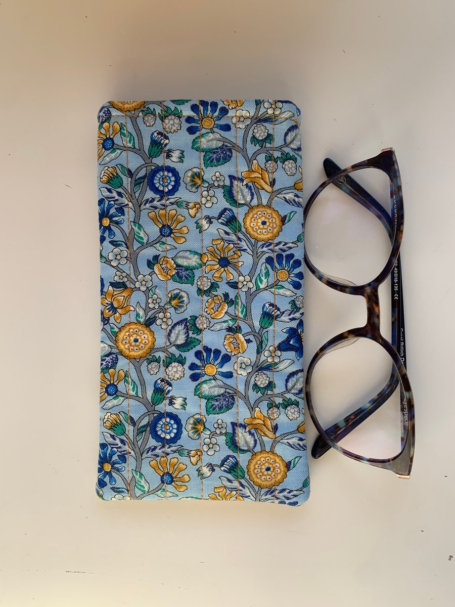 Liberty Merchants Tree Design Quilted Fabric Glasses Case