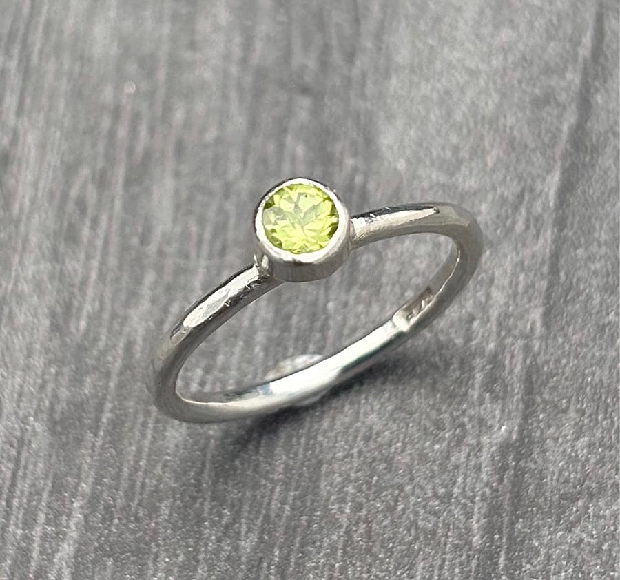 Peridot Silver ring, birthstone ring, sterling silver hammered stone ring, green
