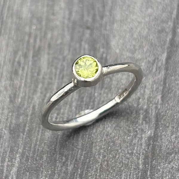 Peridot Silver ring, birthstone ring, sterling silver hammered stone ring, green