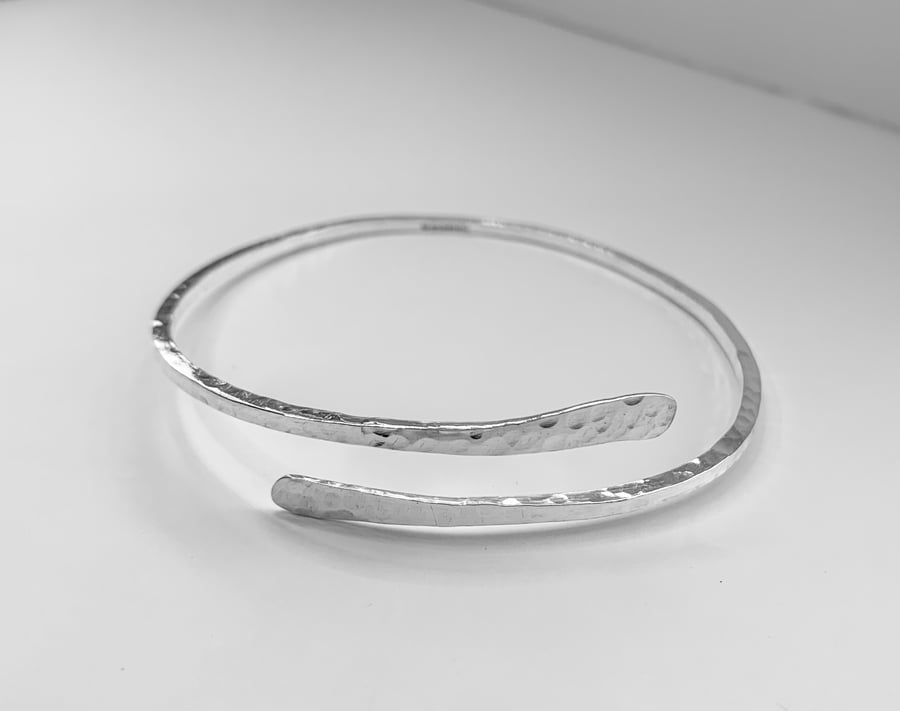 Sterling silver hammered crossover open bangle
