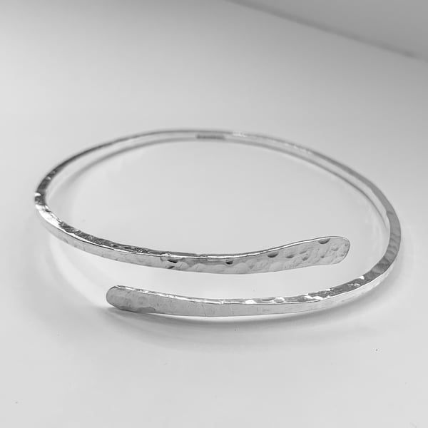 Sterling silver hammered crossover open bangle