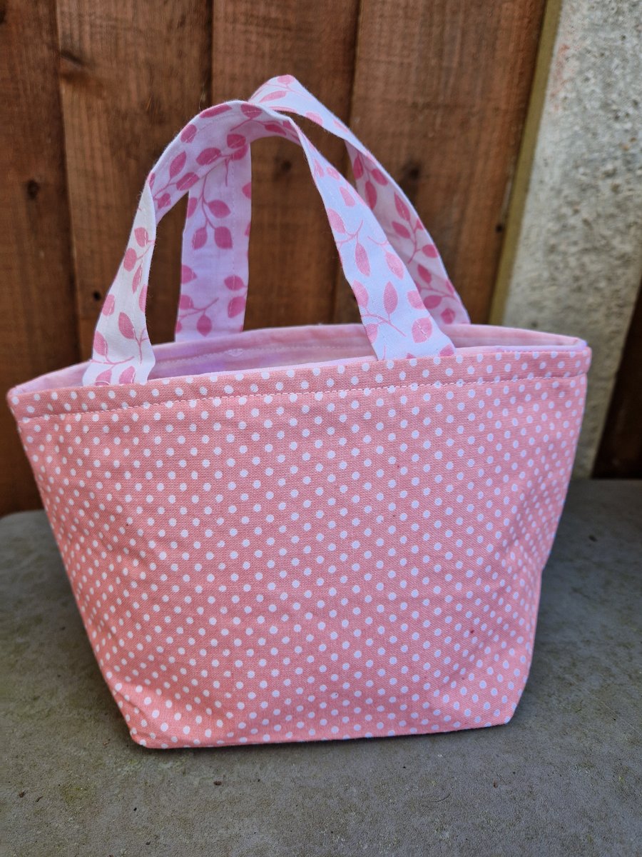Little girl shopping bag