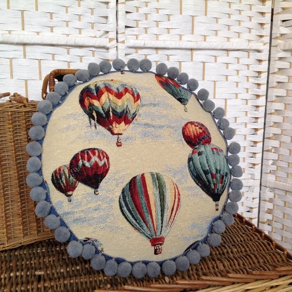 Hot air balloon round cushion, complete cushion