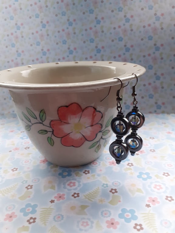 HEMATITE AND MULTI ELECTREPLATE FACETED DANGLE EARRINGS.