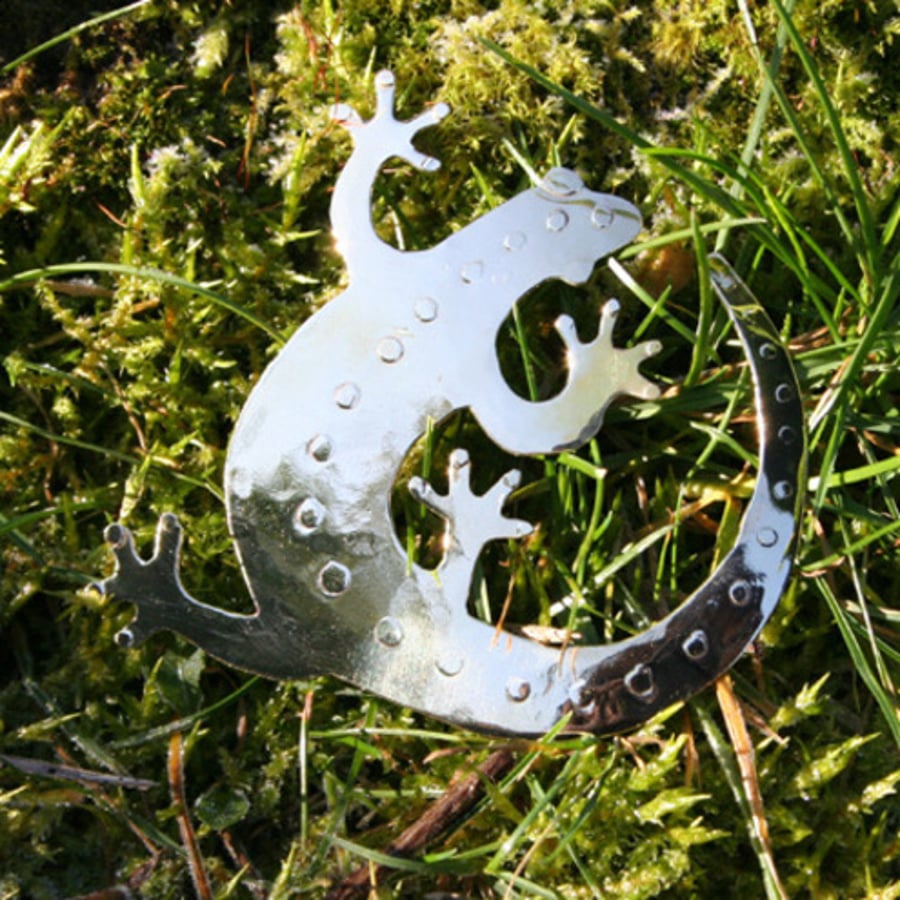 curled lizard brooch