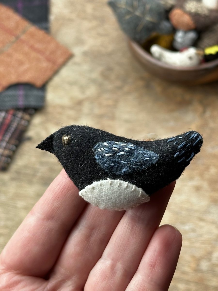 Magpie - embroidered wool brooch