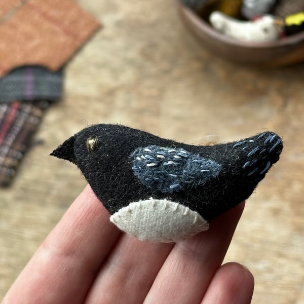 Magpie - embroidered wool brooch