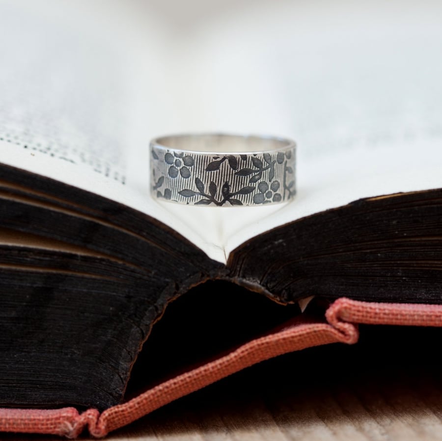 Dark Daisy Silver Ring