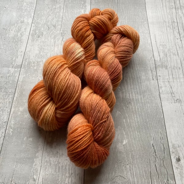 Hand dyed knitting yarn DK 100g Kent Romney Cinnamon Frost semi solid 