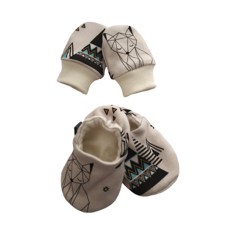 ORGANIC Baby SCRATCH MITTENS & PRAM SHOES GEO FOXES & PYRAMIDS New Baby Giftset