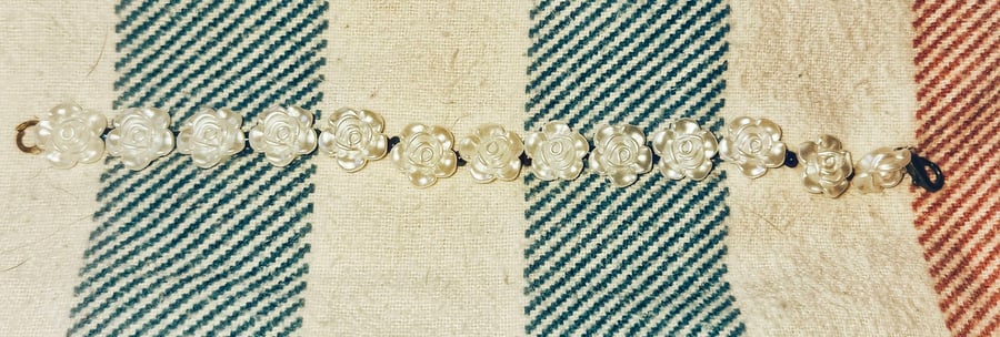 Handmade White Floral Beaded Bracelet – Frosted Rose Beads 