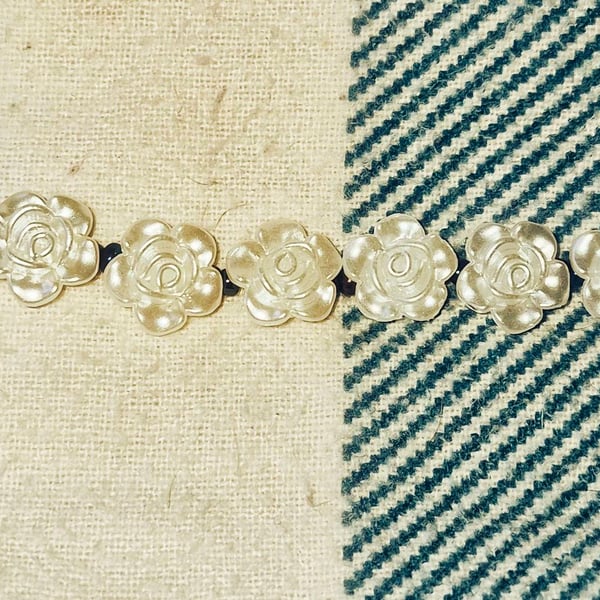Handmade White Floral Beaded Bracelet – Frosted Rose Beads 