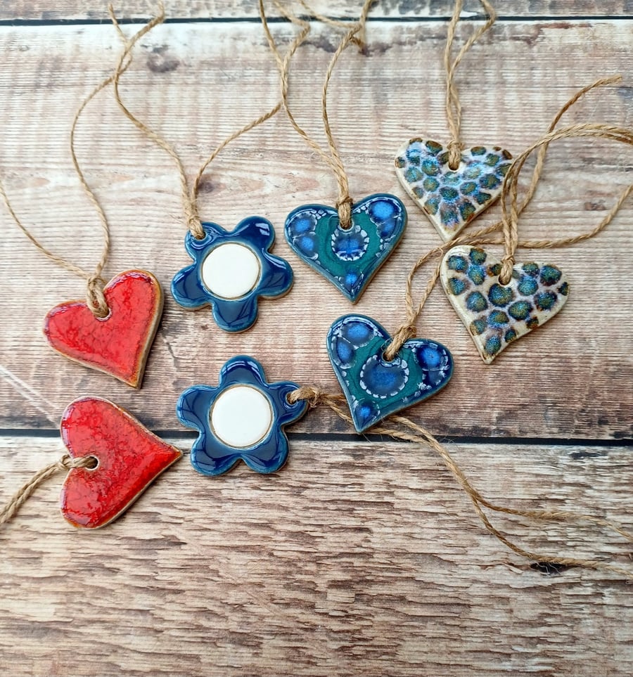 Set of 8 ceramic hearts and daisies