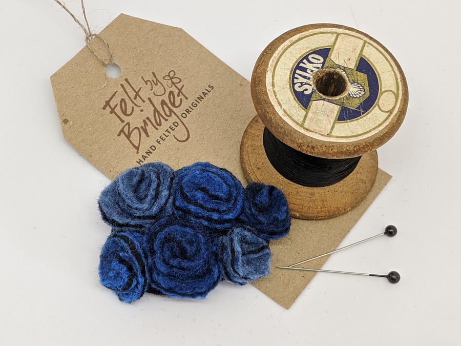 Small vintage inspired felted flowers brooch in shades of blue