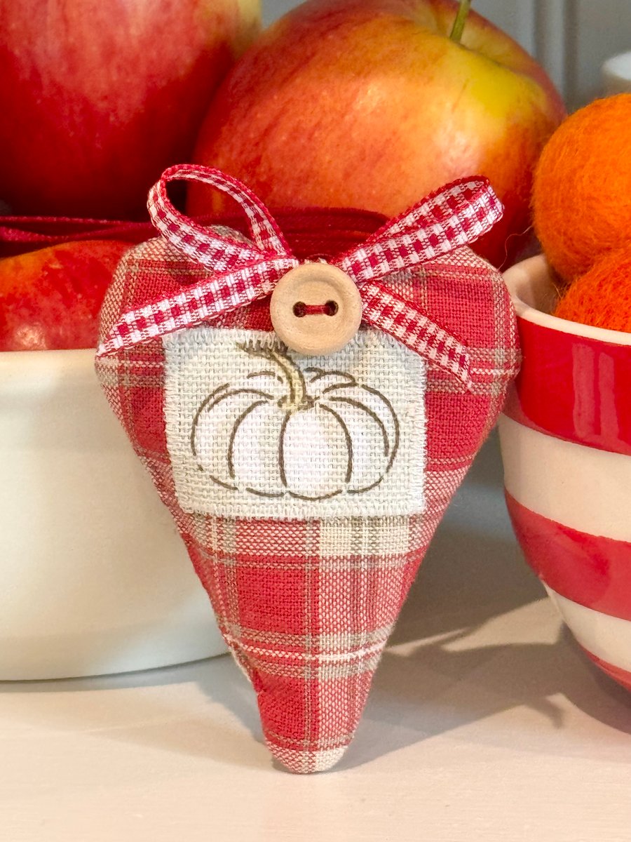 PUMPKIN HEART - white pumpkin patch, red checks