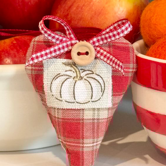 PUMPKIN HEART - white pumpkin patch, red checks