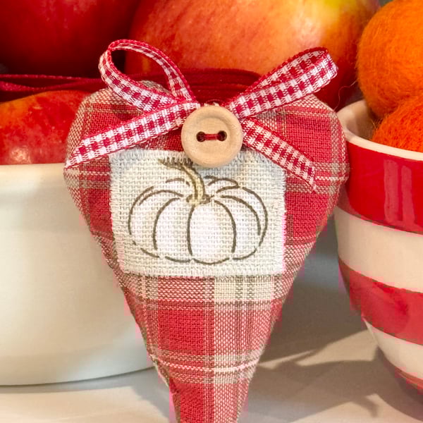 PUMPKIN HEART - white pumpkin patch, red checks