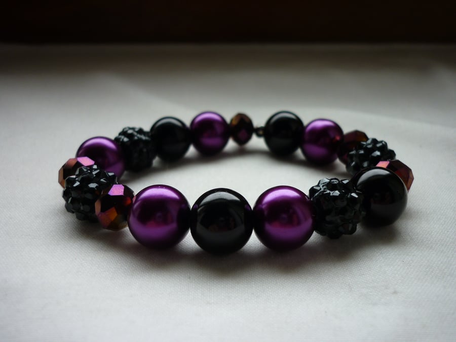 MAGENTA AND BLACK BRACELET.  818