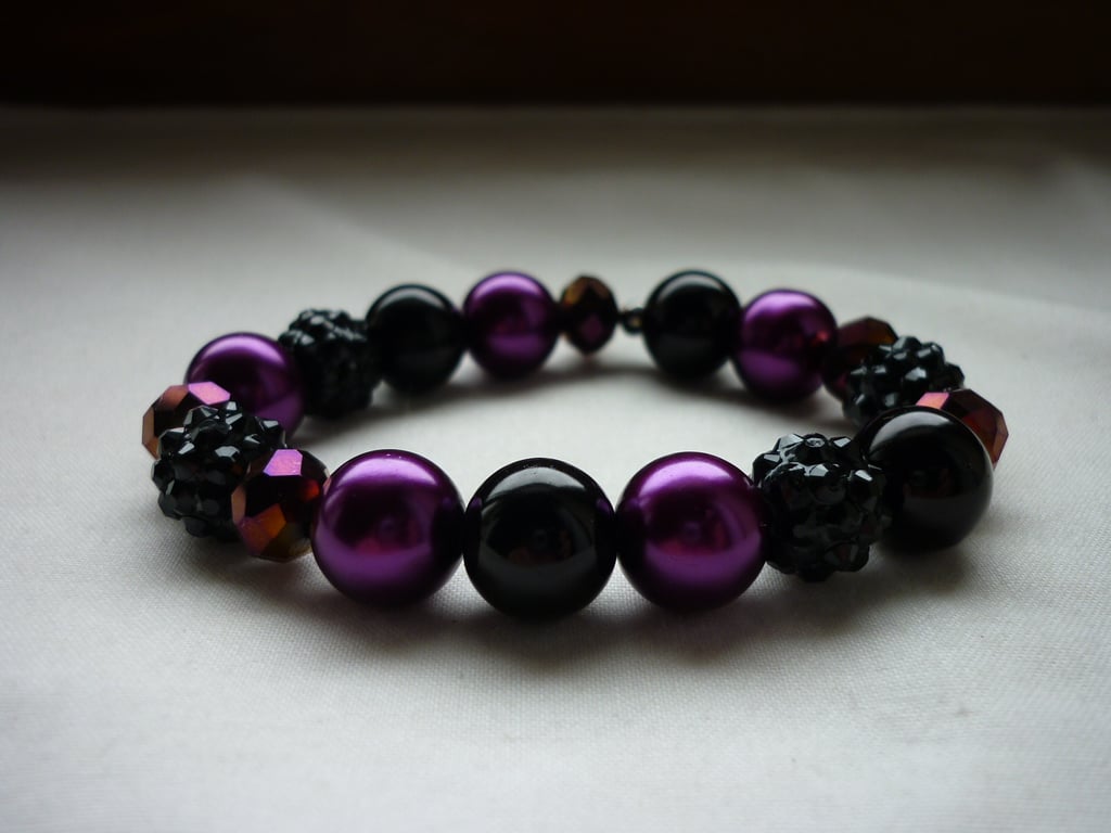 MAGENTA AND BLACK BRACELET.  818