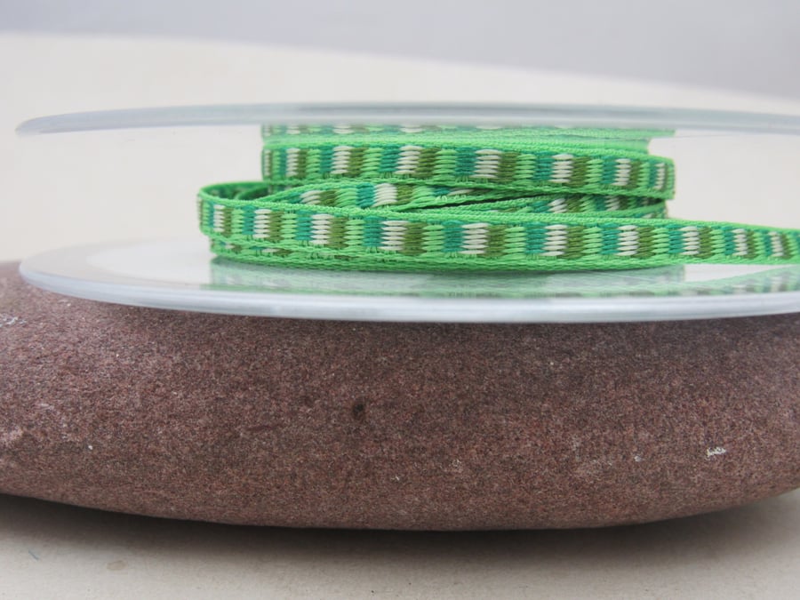 2m Berisfords Ditto Narrow Green Satin Braid