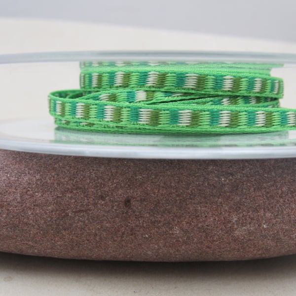 2m Berisfords Ditto Narrow Green Satin Braid