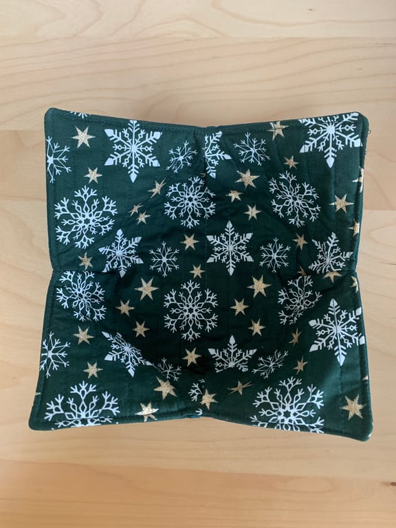 Snowflakes And Stars Print Fabric Quilted Reversible Bowl Cosy
