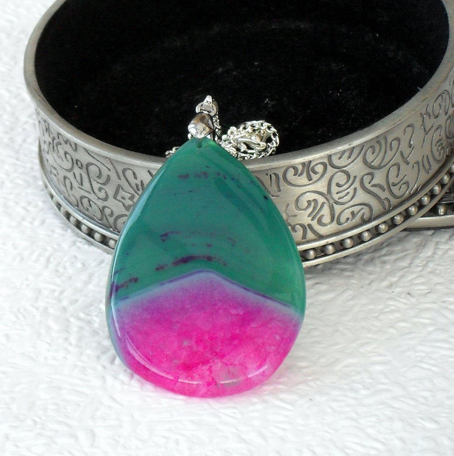 SALE: Green and pink agate pendant necklace