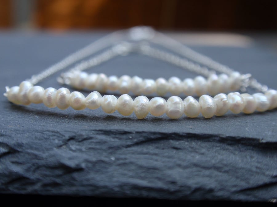 Freshwater pearl necklace and bracelet jewellery set