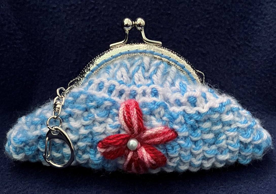 Vintage Style purse with a silver tone click shut clasp and clip